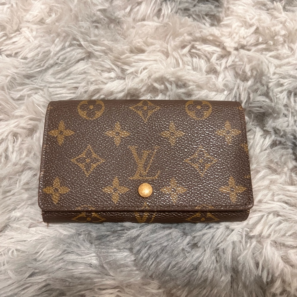 LV Monogram Wallet CHAIN NOT INCLUDED - Picture 8 of 11